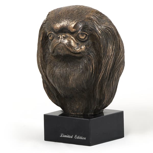 Japaninleuka, Japaninspanieli - koirapatsas, rintakuva kivijalalla, veistos, Art-Dogin koiranäyttelyn pokaali