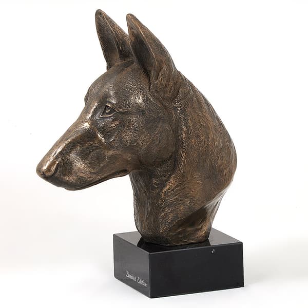 Malinois belgianpaimenkoira - koirapatsas, rintakuva kivijalustalla, veistos, Art-Dogin koiranäyttelyn pokaali