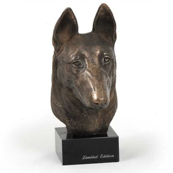 Malinois belgianpaimenkoira - koirapatsas, rintakuva kivijalustalla, veistos, Art-Dogin koiranäyttelyn pokaali