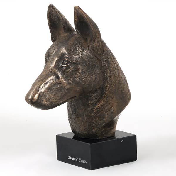 Malinois belgianpaimenkoira - koirapatsas, rintakuva kivijalustalla, veistos, Art-Dogin koiranäyttelyn pokaali