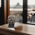 Pikkukuva 6 / 6: Puolan alamaanlammaskoira, PON - koirapatsas, rintakuva kivijalalla, veistos, Art-Dogin koiranäyttelyn palkinto