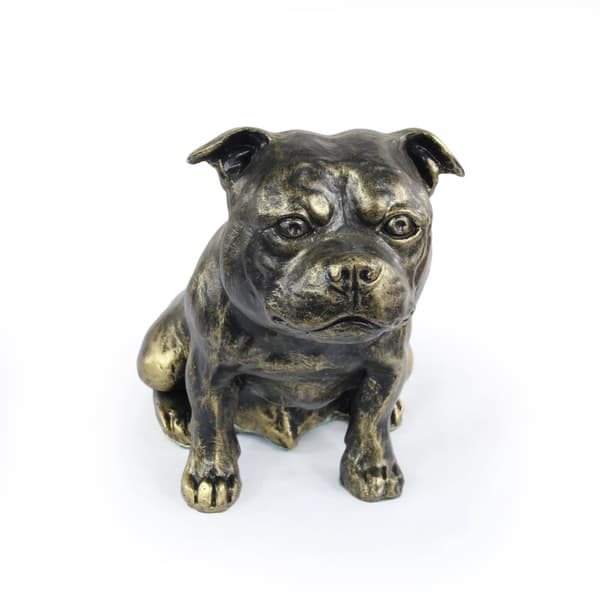 Staffordshire Bull Terrier, Staffik, Staffi - hundstatyett, sittande hund på skrivbordet, dekoration för en hundälskares vardagsrum av Art-Dog