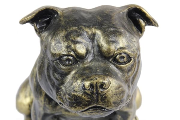 Staffordshire Bull Terrier, Staffik, Staffi - hundstatyett, sittande hund på skrivbordet, dekoration för en hundälskares vardagsrum av Art-Dog