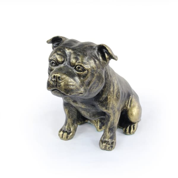 Staffordshire Bull Terrier, Staffik, Staffi - hundstatyett, sittande hund på skrivbordet, dekoration för en hundälskares vardagsrum av Art-Dog