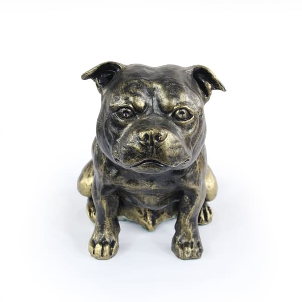 Staffordshire Bull Terrier, Staffik, Staffi - hundstatyett, sittande hund på skrivbordet, dekoration för en hundälskares vardagsrum av Art-Dog