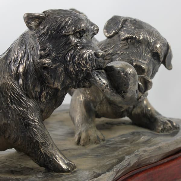 Scene fra Norwitch - eksklusiv hundestatuette, luksuriøst interiørdesign, begrænset oplag af Art-Dog-figurer