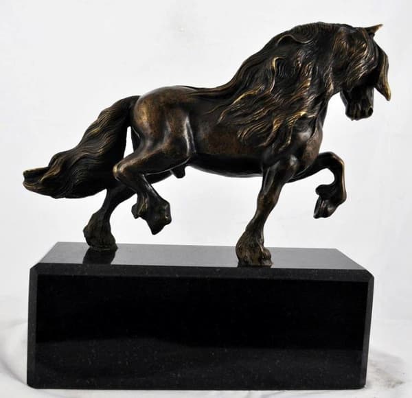 Frieserhest I - eksklusiv hestestatuette, luksuriøst interiørdesign, unik udgave af Art-Dog-figurer