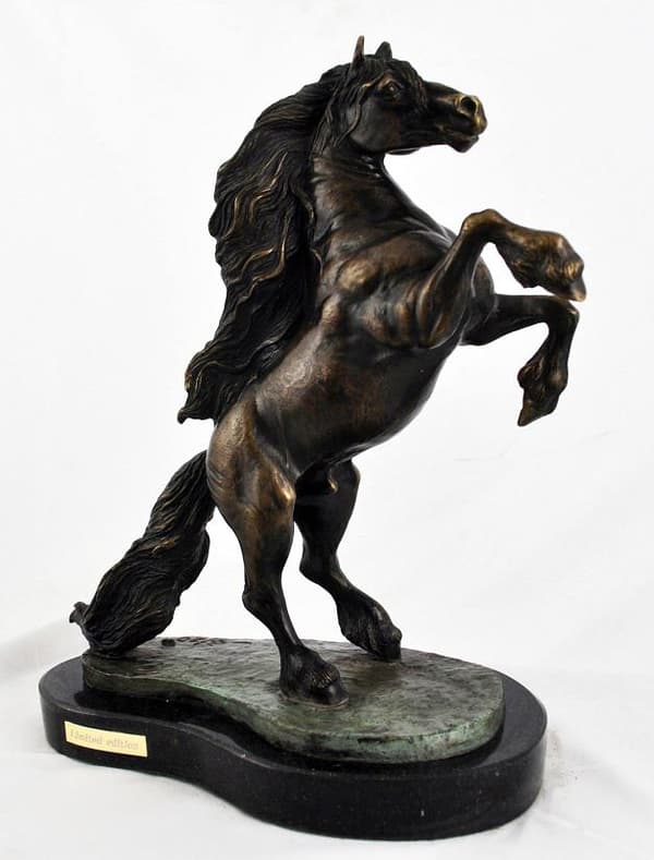 Frieserhest - eksklusiv hestestatuette, luksuriøst interiørdesign, unik udgave af Art-Dog figurer