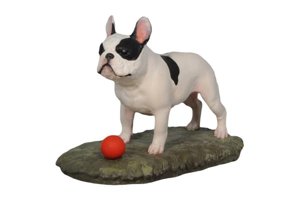 Fransk bulldog med en bold - malet statuette, figurstatue, lavet af en kunstner, Art-Dog brand