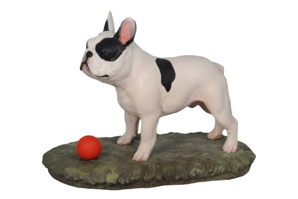 Fransk bulldog med en bold - malet statuette, figurstatue, lavet af en kunstner, Art-Dog brand