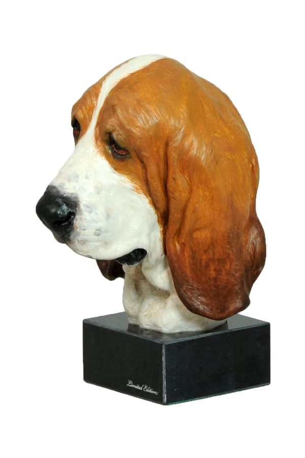Basset Hound II - målad statyett, staty av staty, gjord av en konstnär, Art-Dog varumärke