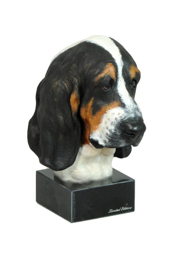 Basset Hound I - maalattu patsas, hahmopatsas, taiteilijan tekemä, Art-Dog tuotemerkki