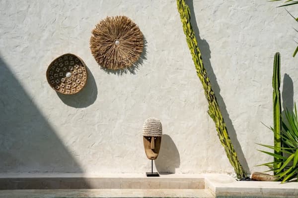 Cowrie-mask på stativ - Medium
