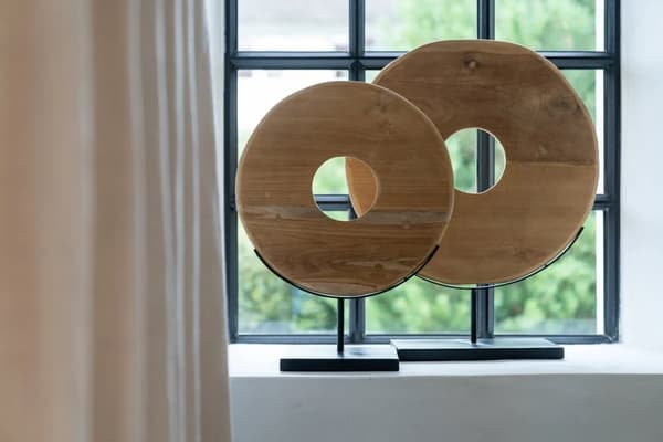 Teak Skive på Stand - L Bazar Bizar