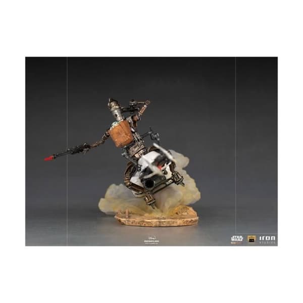 Statuett - IRON STUDIOS - Star Wars The Mandalorian - IG-11 &amp; The Child - 20 cm - Plast/Reserine
