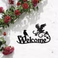 Pikkukuva 5 / 6: Bomclap Metal Tervetuloa Seinätaide – Crows Black! Varikset oksalla, roikkuva tervetulokyltti. Etuovi, pylväs, salonki, puutarha. Ulkona sisustus