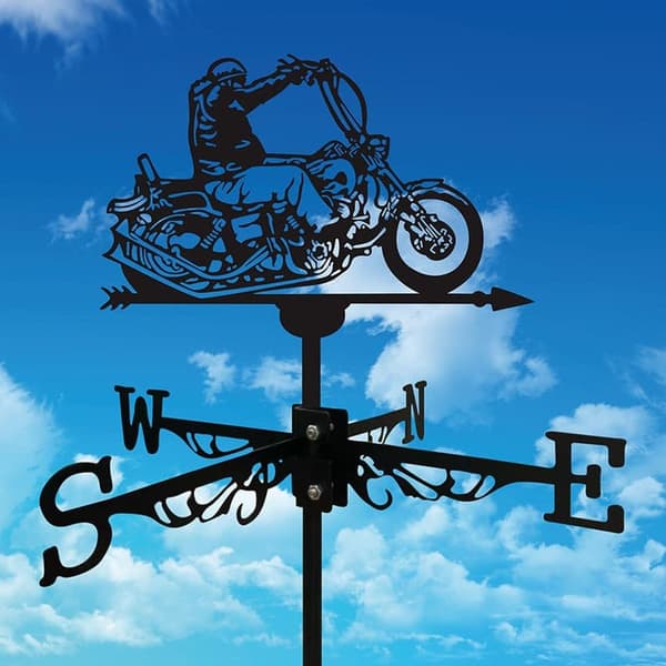 1 stycke retro vindfläkt, metallsilhuett av en motorcykelryttare, vindriktningsindikator, gårdstak, terrass, gräsmatta, gårdsdek