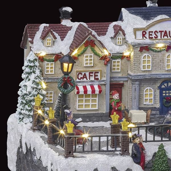 Livlig och ljus jultomteby i centrumfontän