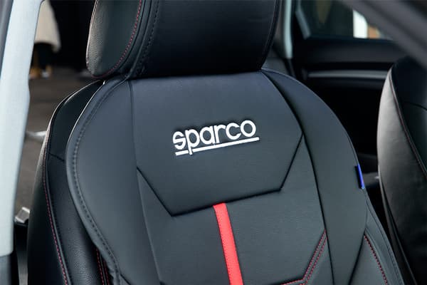 Turvaistuimen päällinen Sparco - musta ja punainen