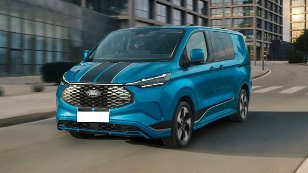 Kattaa uuden FORD TRANSIT CUSTOMin vuosimallista 2024- 6 hengen Brigade