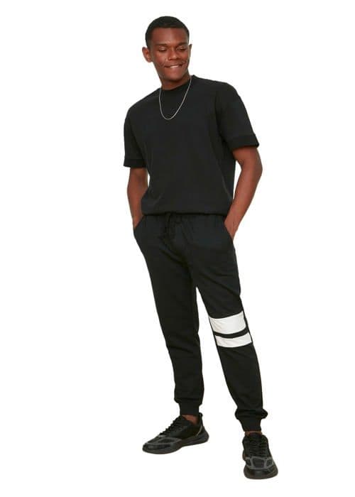 Trendyol Sweatshirt - TMNSS20EA0006 - Svart Man Regular Fit Panel Detaljerade träningsbyxor Herr
