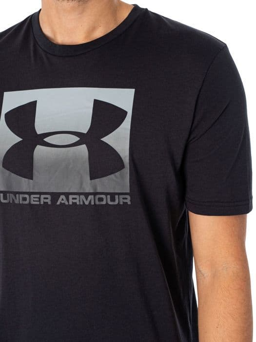 Löpar-t-shirt - Under Armour - Boxed Sportstyle SS - Svart - Lätt oversized passform - Charged Cotton-teknologi