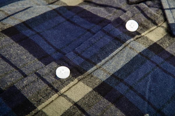 Navy-oliven-sort flannelskjorte, størrelse S