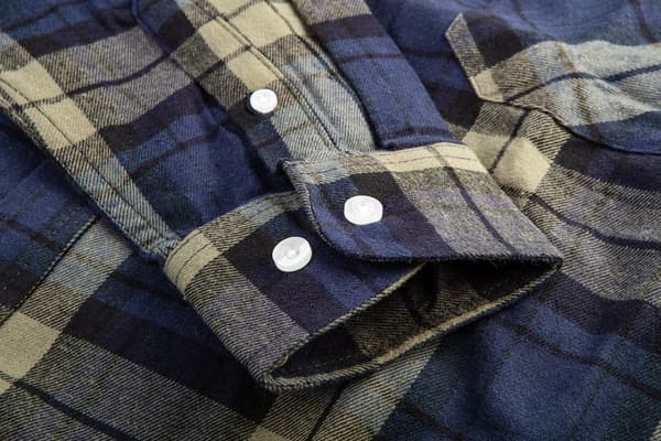 Navy-oliven-sort flannelskjorte, størrelse S