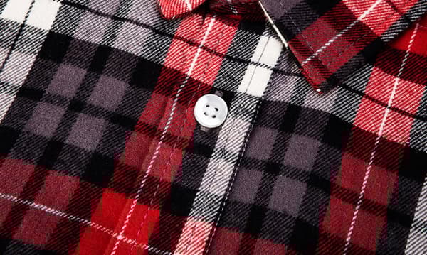 Rød, sort og hvid ternet flannelskjorte, størrelse XL