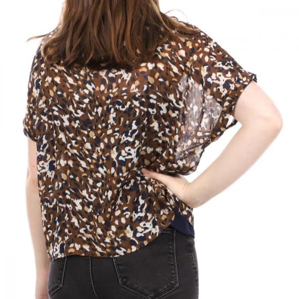 Blus för kvinnor Only Soph - Brun leopard - Kortärmad - V-ringning