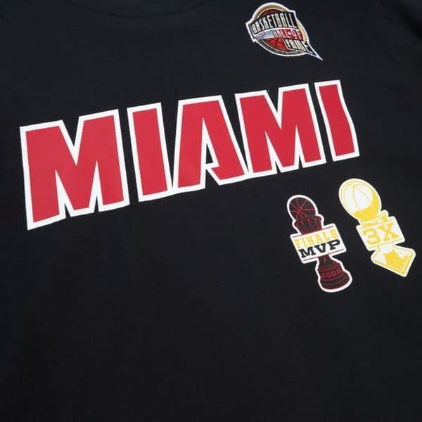 T-shirt - MITCHELL & NESS - Miami Heat HALL OF FAME - 100% bomull - Fitted cut - Svart