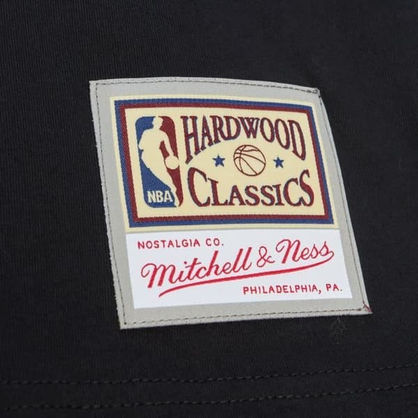 T-shirt - MITCHELL & NESS - Miami Heat HALL OF FAME - 100% bomull - Fitted cut - Svart