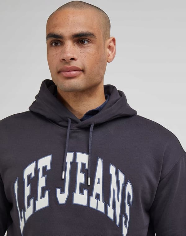 Lee VARSITY HOODIE Tvättad svart LÖS SVART HOODIE MED KÄNGURUHOOD M
