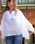 Miniatyrbillede 2 af 4: Beach Fiesta Glow Blouse, White  - Reunion Home