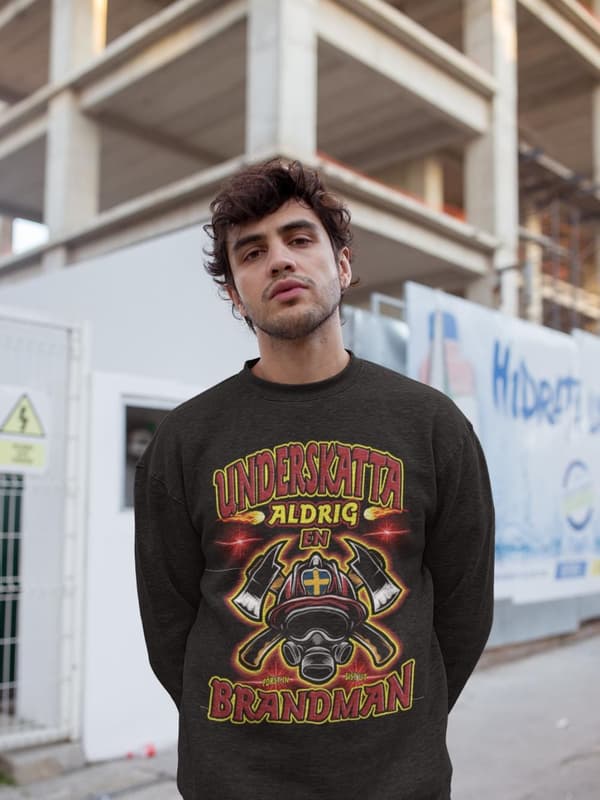 Underskatta aldrig en brandman Sweatshirt svart A3