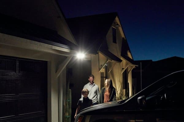 Arlo Pro 3 Projektørkamera Hvid 1-PIECE - Sikkerhedskamera - IP-kamera - Indendørs & Udendørs - Bevægelsessensor - Smart Home - Indbrudssikring - Natt