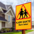 Miniatyrbilde 2 av 2: Kjør sakte barn leker - Skilt / Varselskilt - Trafikkskilt