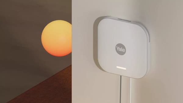Yale Smart Alarm Starter Kit 7 tuotetta - Ohjauspaneeli, Näppäimistö, Kaukosäädin, 2 x Liiketunnistin, 2 x Ikkuna-/Ovitunnistin