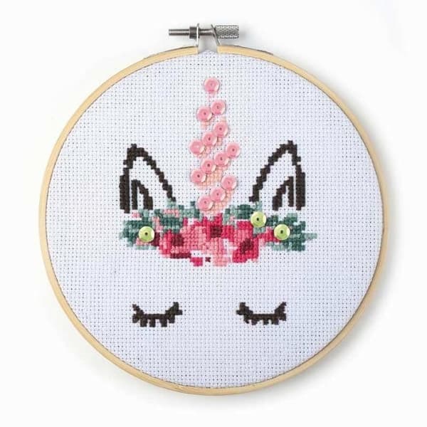 Kit för broderi med enhörning