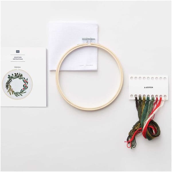 Kit för korsstygn - Ej specificerad - Nyponkrans - Ø 15 cm - Inkluderar: tyg, ram, trådar
