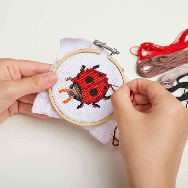 Broderisats - mini - Nyckelpiga design - Ø 8cm