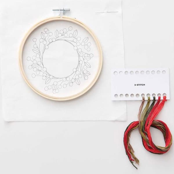 Nyponkransbroderisats Ø 15 cm