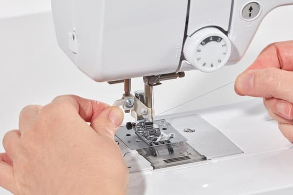 BROTHER FS40s elektronisk symaskin - 40 stygn - Nålträningssystem - LCD-skärm - Valknappar - Fri arm