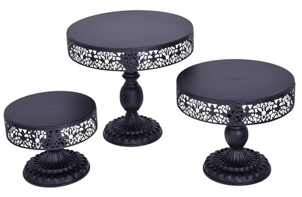 Set med 3 svarta tårtfat på ben, sött bord, tårta, muffins, tårtfat