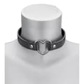 Miniatyrbild 3 av 6: Choker i konstläder med metallhjärta