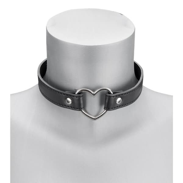 Choker i konstläder med metallhjärta