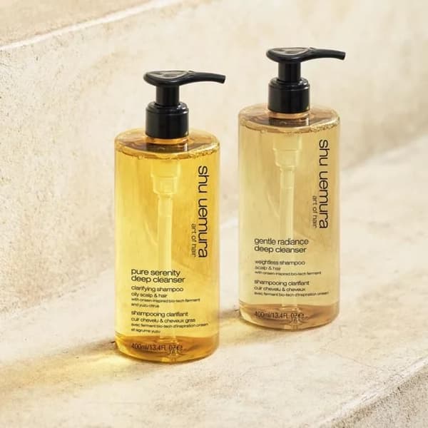 SHU UEMURA Deep Cleanser Gentle Radiance Shampoo 400ml glans och lätthet i håret.