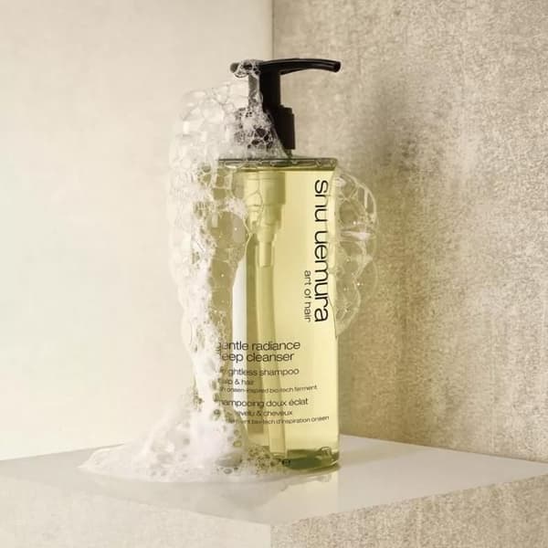 SHU UEMURA Deep Cleanser Gentle Radiance Shampoo 400ml glans och lätthet i håret.