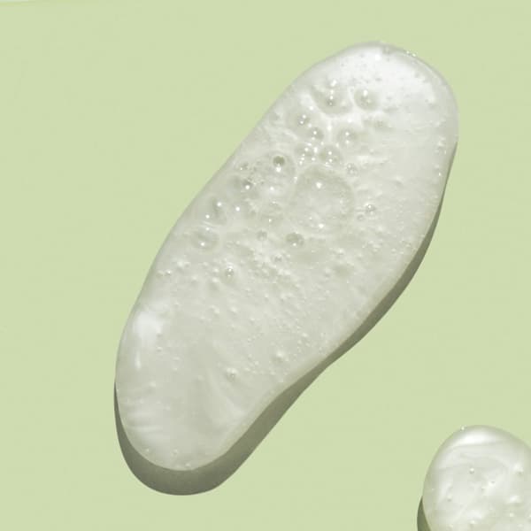 Oriflame Love Nature 2-in-1 -shampoo luomuavokadoöljyllä ja kamomillalla kaikille hiustyypeille 500 ml