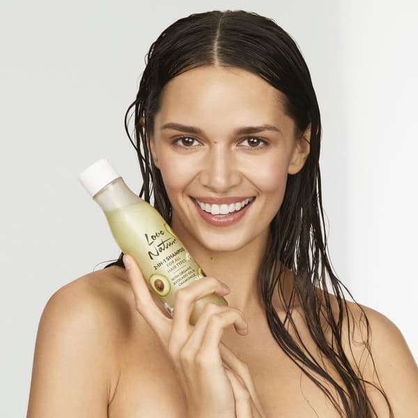 Oriflame Love Nature 2-in-1 -shampoo luomuavokadoöljyllä ja kamomillalla kaikille hiustyypeille 500 ml